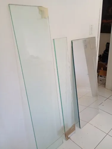 Vendo prateleiras e bancada de vidro
