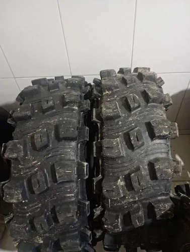 Pneu trilha caminhonete