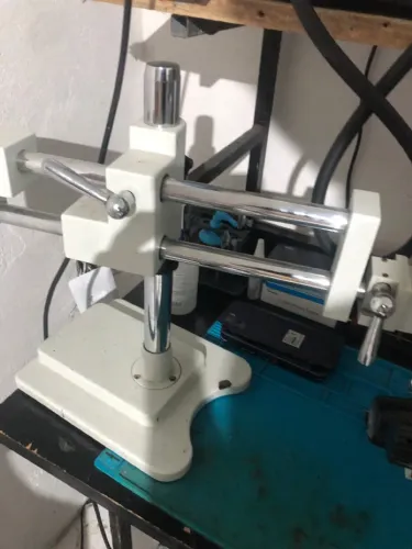 Microscópio trinocular