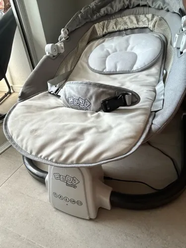 Cadeira balanço bebê elétrica Máxi Baby ótimo estado 