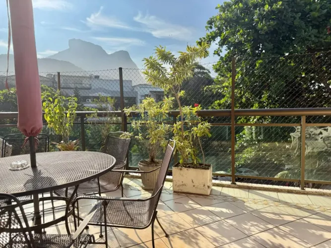 Jardim Oceânico  4 Quartos (2 Suítes) | Área Externa com Piscina e Churrasqueira | 3 Vagas