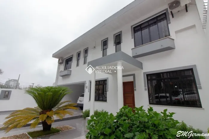 Casa no centro com 394m² de área construída, com cinco dormitórios ,quatro uítes