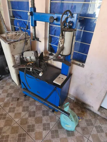 Vendo assecorio para borracharia sendo uma máquina de sacar pneu um compressor e um filtro