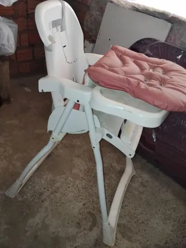 Uma cadeirinha de bebê a venda 150