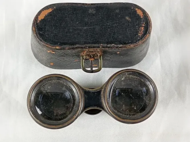 Antigo Binóculo dito de ópera confeccionado em bronze Caixa original em couro*