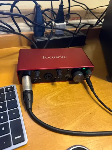 Focusrite Scarlett 2i2 3ª geração (muito bem cuidada)