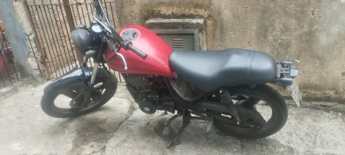 Vendo uma moto custom da tayo 150. 