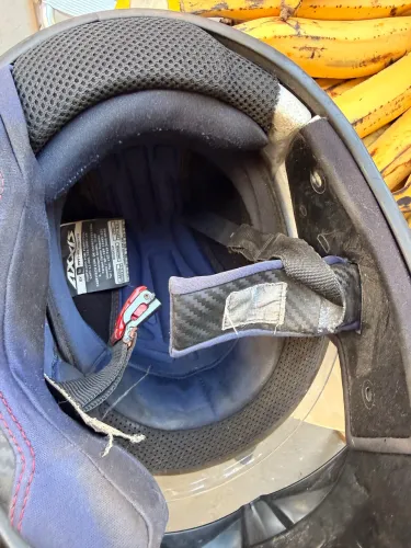 capacete com defeito