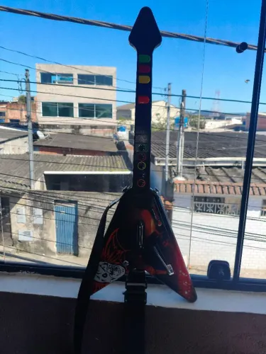 Vendo guitarra Guitar Hero p PS2 e PC funcionando perfeitamente sem o receptor