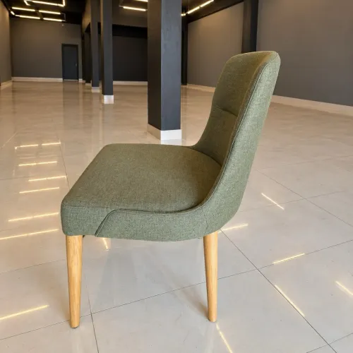 Cadeira Estofada Verde com Pés em Madeira
