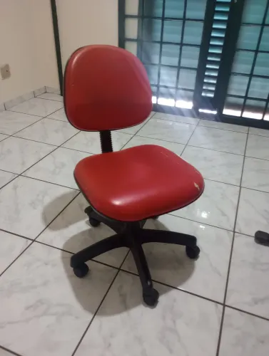 Cadeira couro vermelha