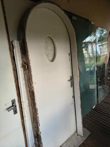 Vendo uma porta de madeira em arco completa