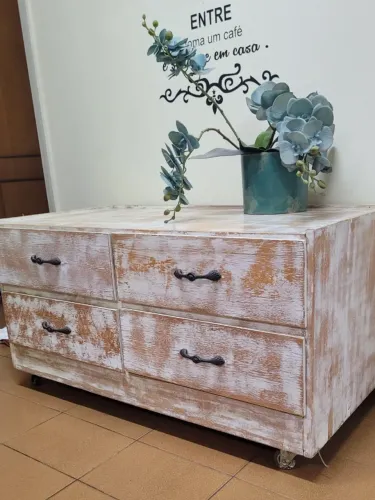 Vendo linda cômoda estilo rústico/provençal com acabamento envelhecido em branco e madeira