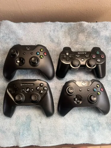 Kit 4 Controles de Videogame - 2 Xbox One, 1 PS3 (DualShock 3) e 1 Nimbus+ Steelseries