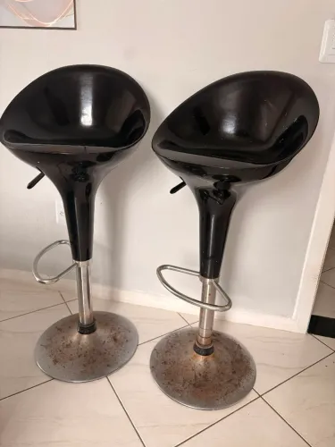 Par de Banquetas Altas Giratórias Pretas - Regulagem de Altura