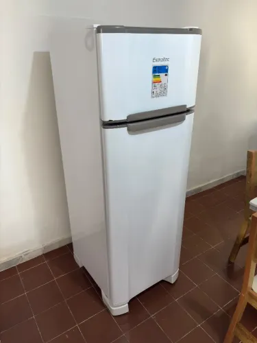 Geladeira, Sofá, fogão, painel de tv