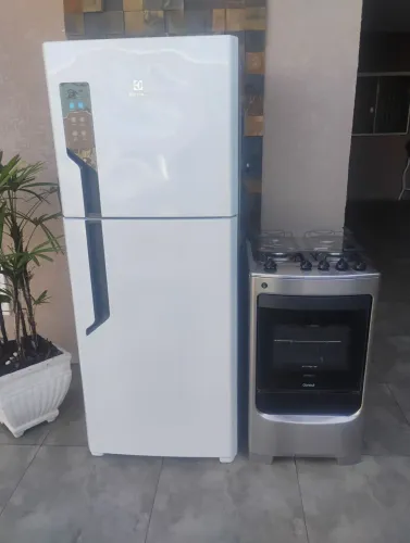 Geladeira Frost Free e Fogão 4 bocas.