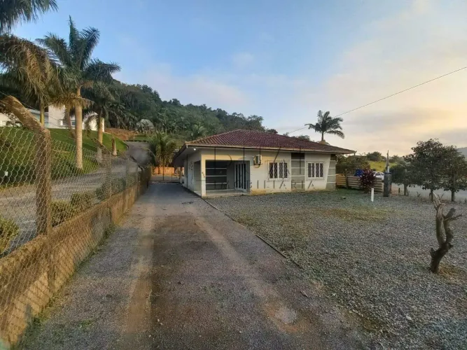 Casa com area comercial para bar com terreno de 6.020 m² no bairro Guamiranga em Guaramiri