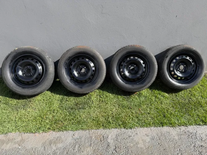 Jogo de rodas ferro 15 / Volkswagen/ pneus bons
