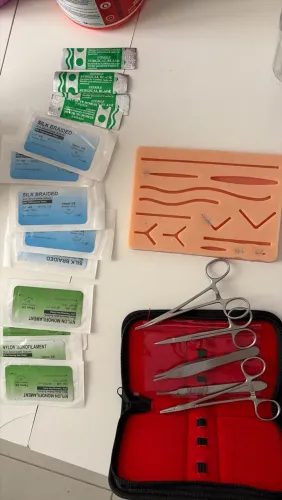 Kit sutura com instrumentos e pele sintética