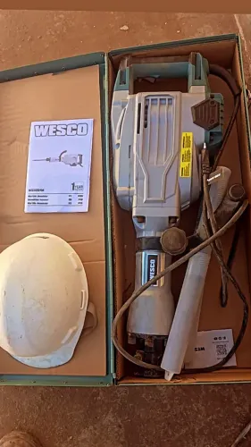 Vendo martelet novo com manual e mala , ele e 220 ja vendo com transformador de voltagem .