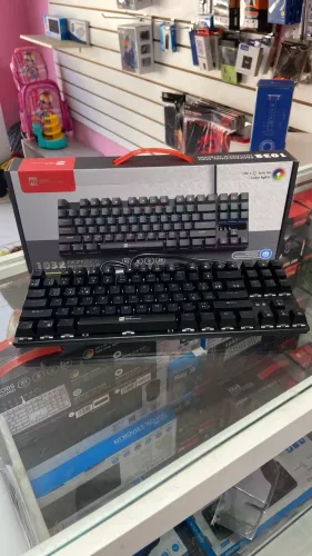 Teclado mecânico R8 1032 RGB 21 modos Switch azul