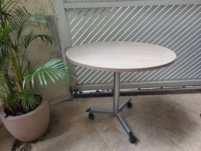 2 Mesas redondas de escritório, pés de metal, alt. 78cm com rodas e tampo de MDF 90 x 70