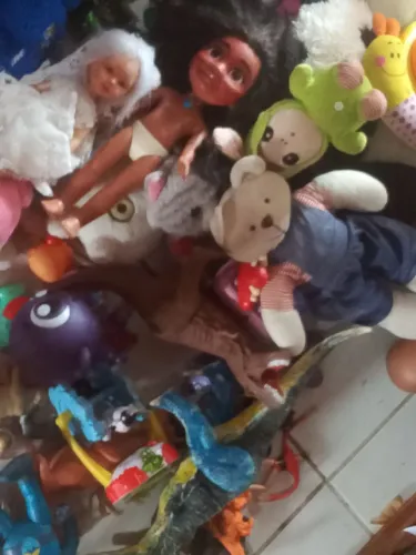 Vendo esse lote de urso e bonecas tudo misturado
