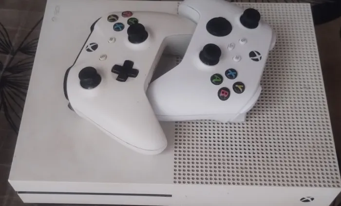 Xbox one S 1TB +2 controles novos +jogos inclusos