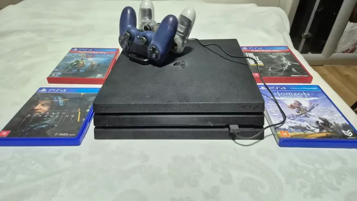 PS4 Pro + 2 controles e 4 jogos