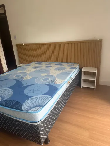 Cama Box mais colcha de casal em ótimo estado
