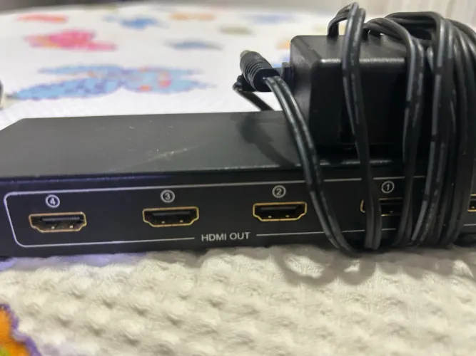 Hub de HDMI 1 x 4 portas. Com fonte inclusa