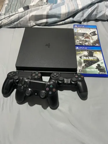 PS4 + 3 Controles + 2 Jogos | HD Trocado e Limpeza Recente | Pronto para Jogar