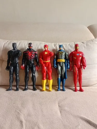 Vendo 5 bonecos dos vingadores em excelente estado. Cada boneco custa 35$.
