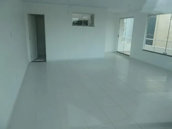 Sala 18, 45 m2, na Av. Hermes Fontes 2064, bairro Luzia, frente leste para a avenida