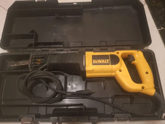 Serra Sabre Dewalt Dw304pk 1000w semi nova original