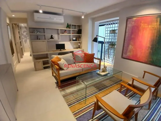 Apartamento com 1 Quarto e Varanda no Leblon.