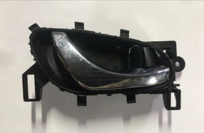 Fechadura interna dianteira direita Nissan Sentra 2015
