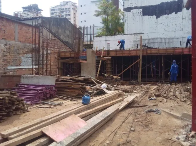 Locação de Escoramento de Laje e Vigas e Montagem.