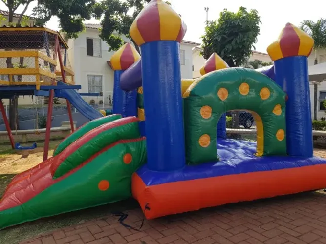 Castelo inflavel com saida toboga para locação