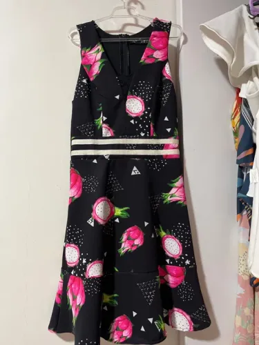 Vestido ZINCO de pitaya, comprimento médio