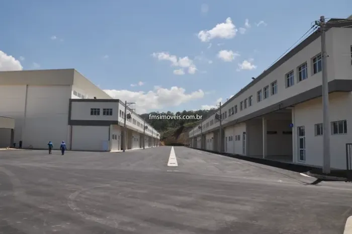 Galpão Comercial para Locação em Itapevi-SP - Nova Itapevi 1 Sala, 2 Banheiros, 5 Vagas de