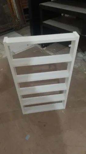 Prateleira branca de parede para organizar seus objetos!