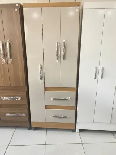 Guarda roupa com ótimas divisórias ! Entregamos e montamos sem custo !