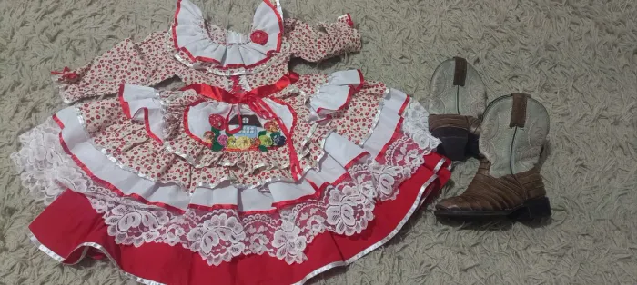 Vestido Festa Junina T. 2/3 + bota de couro . 25