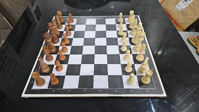 Kit de Peças de Xadrez de Madeira Rei 10,5 cm + Tabuleiro Laminado cor Madeirado