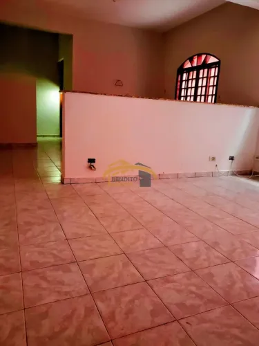 Casa para locação assobradada na Vila Ayrosa, nível inferior, com 1 dormitório, sala, cozi