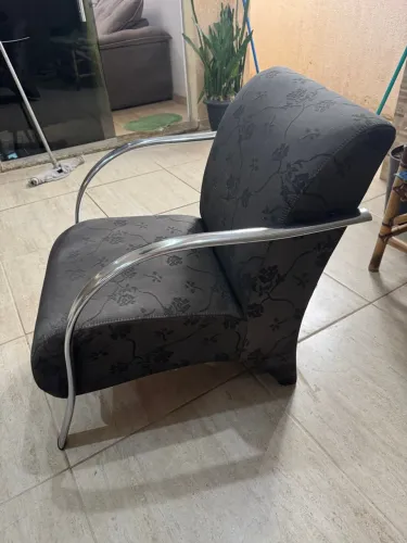 Poltrona Clássica com Estrutura Cromada