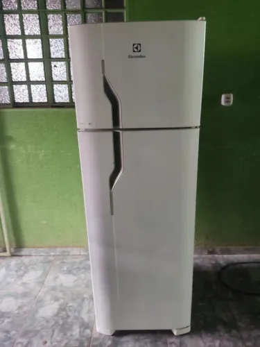 Geladeira Eletrolux 380 litros completa gelo seco funcionando perfeitamente gelando muito 