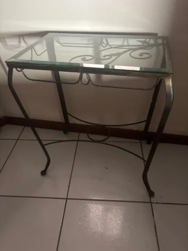 Mesa de centro de vidro com detalhes em metal